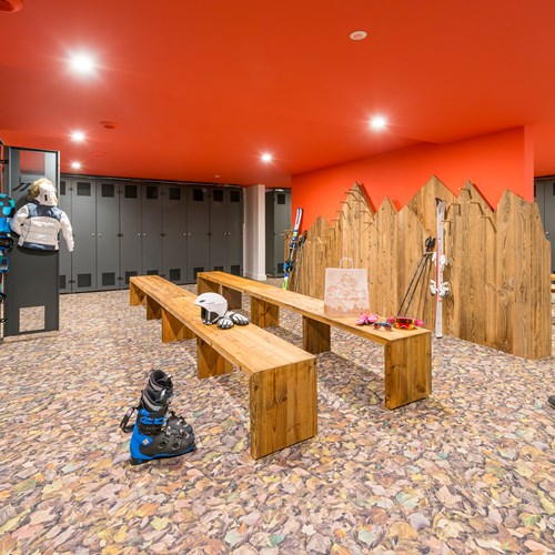 Hotel Eterlou Meribel-hotel ski boot room with lockers
