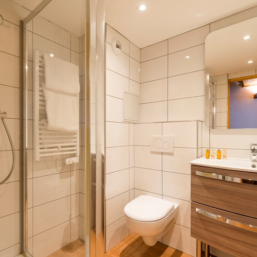 Hotel Eterlou Meribel-hotel room bathroom
