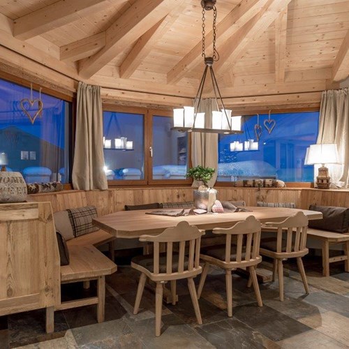 Burghotel Alpenguhn-Ski Accommodation in Obergurgl-restaurant dining table