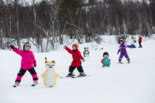 children skiing in geilo with mascots