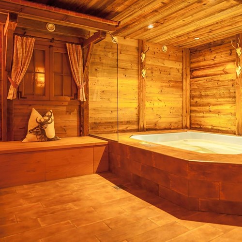 hot-tub-whirlpool-at-Hotel-Sonnblick-Karpun-ski-destination-in-Austria