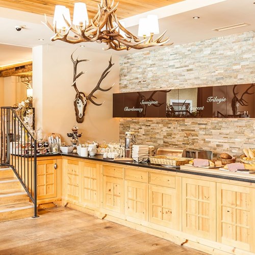 breakfast-buffet-at-Hotel-Sonnblick-Karpun-ski-destination-in-Austria