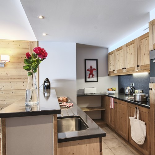 Les-Chalets-du-Forum-Courchevel-1850-kitchenette
