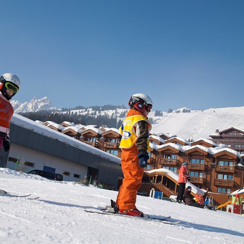 Les-Chalets-du-Forum-Courchevel-1850-skiing past the apartments