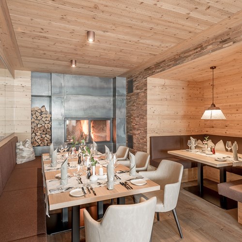 Hotel Gurglhof ski hotel in Obergurgl - dining area with fire