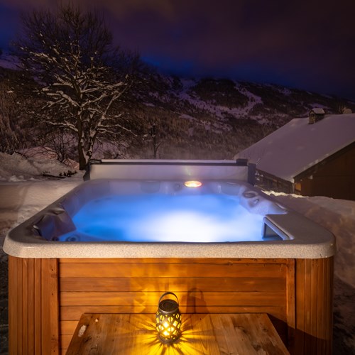 Ski chalet in Meribel, Chalet Ophelia, outdoor hot tub in the snow