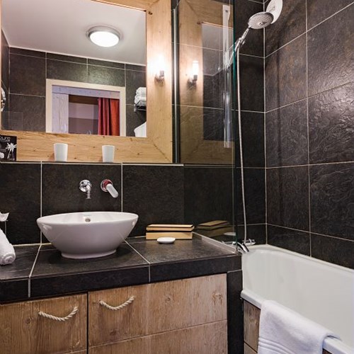 Hotel-Aigle-des-Neiges-Val-dIsere-bathroom.jpg