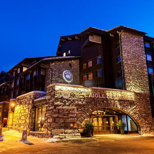 Hotel-Aigle-des-Neiges-Val-dIsere-exterior-night.jpg