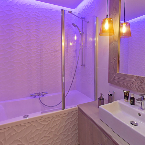 l'hévana apartments in Meribel, bathroom