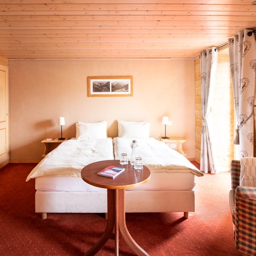 Twin room with a sofa bed at Hotel Suisse in Champery