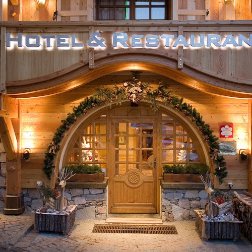 Hotel Chalet Mounier entrance.jpg