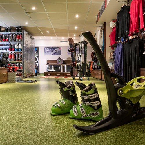 Hotel Le Hameau du Kashmir ski shop.jpg