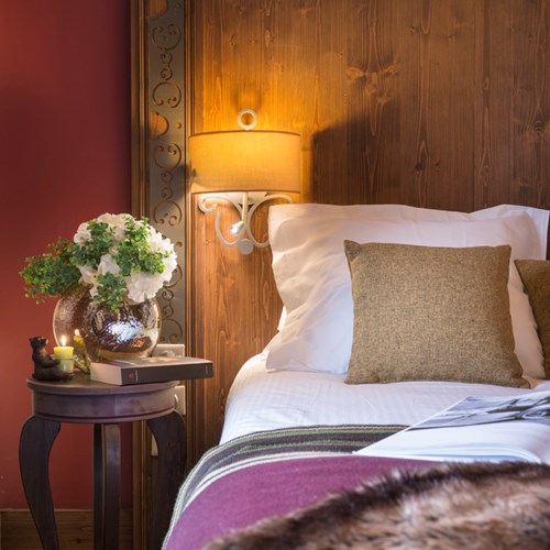 Hotel Le Hameau du Kashmir suite bed.jpg