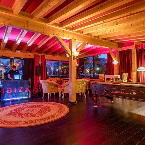 Hotel Ibiza Les Deux Alpes bar area.jpg