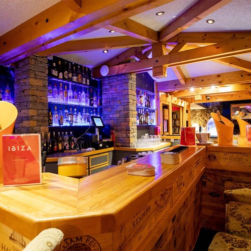 Hotel Ibiza Les Deux Alpes bar.jpg