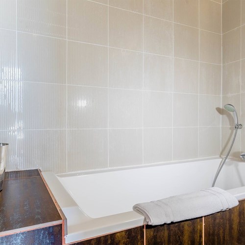 Hotel Ibiza Les Deux Alpes bath champagne.jpg