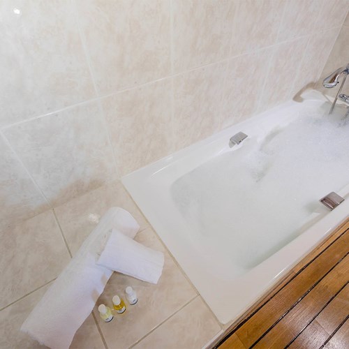 Hotel Ibiza Les Deux Alpes bath.jpg