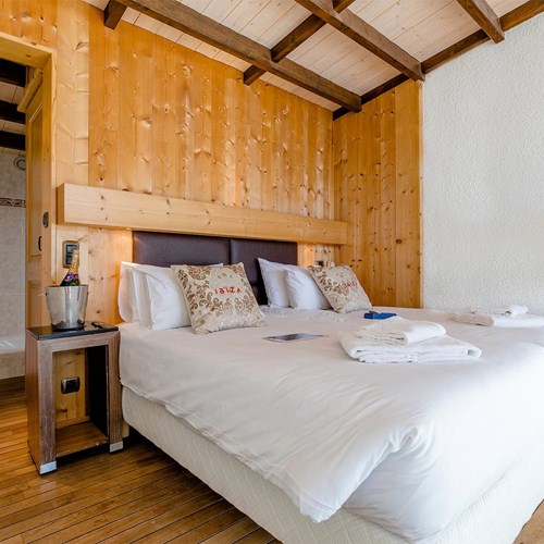Hotel Ibiza Les Deux Alpes bed.jpg