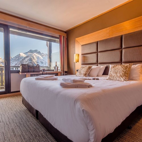 Hotel Ibiza Les Deux Alpes bedroom view.jpg