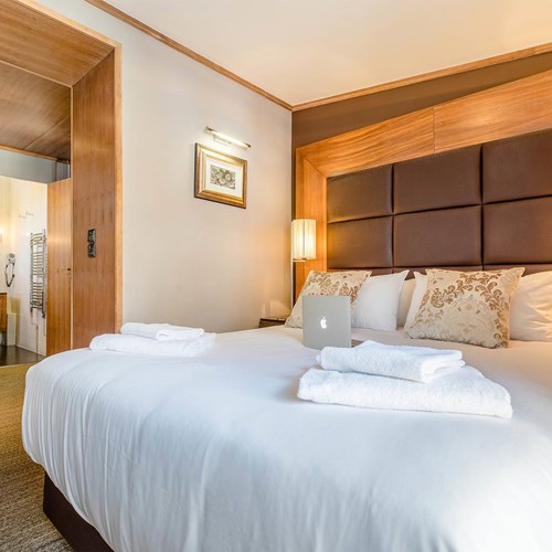 Hotel Ibiza Les Deux Alpes bedroom.jpg