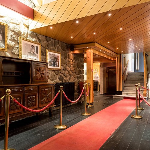 Hotel Ibiza Les Deux Alpes entrance.jpg