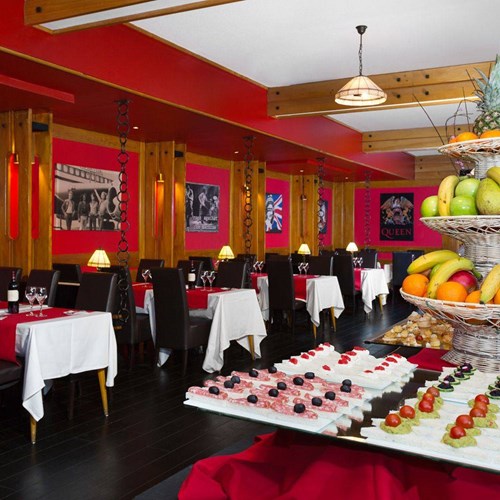 Hotel Ibiza Les Deux Alpes evening buffet.jpg