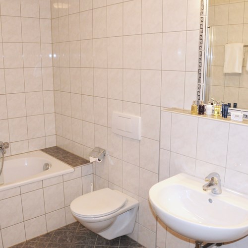 Chalet Fauner bathroom St Anton accomodation