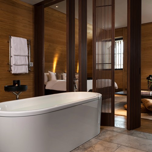 CAM-Rooms-Deluxe_Room-Bathroom_02.jpg