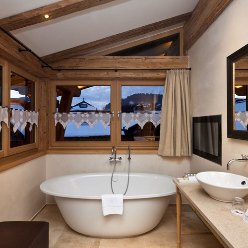 moderne-badezimmer-alpin-suite-im-kitzhof-kitzbuehel-1.jpg