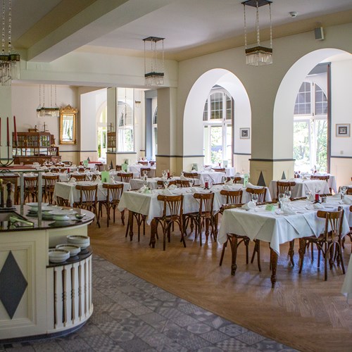 8e Breakfast and dining area.jpg