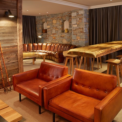 ski in ski out hotel Trois Vallees in Courchevel-tables and chairs