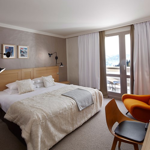 ski in ski out hotel Trois Vallees in Courchevel-white bedroom