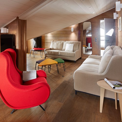 ski in ski out hotel Trois Vallees in Courchevel-bedroom seating area