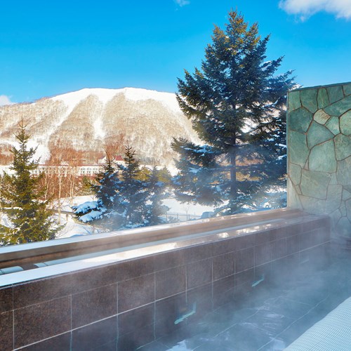 Westin ski hotel, Rusutsu ski resort - Japan - outdoor onsen view