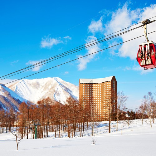 Westin ski hotel, Rusutsu ski resort - Japan - hotel and gondola
