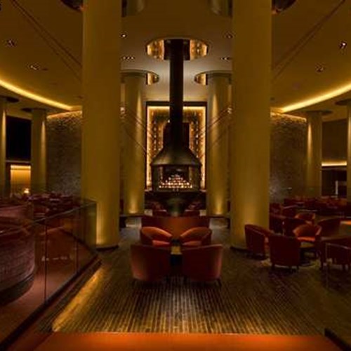 Ski Hotel Hilton Niseko Village - Japan skiing - central fireplace in bar