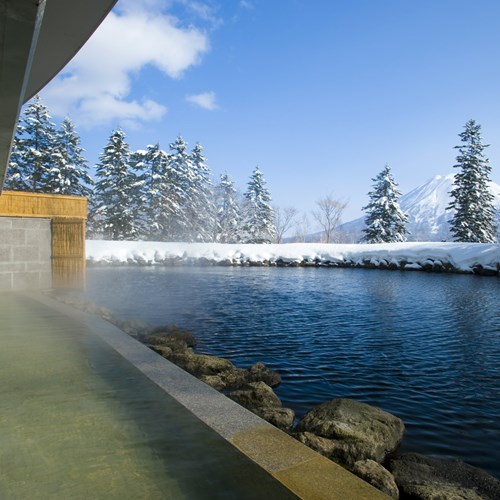 Ski Hotel Hilton Niseko Village - Japan skiing - outdoor onsen in snow