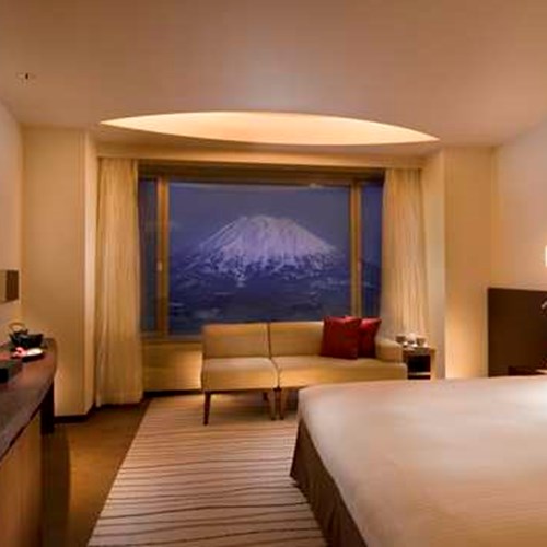 Ski Hotel Hilton Niseko Village - Japan skiing - deluxe room at night