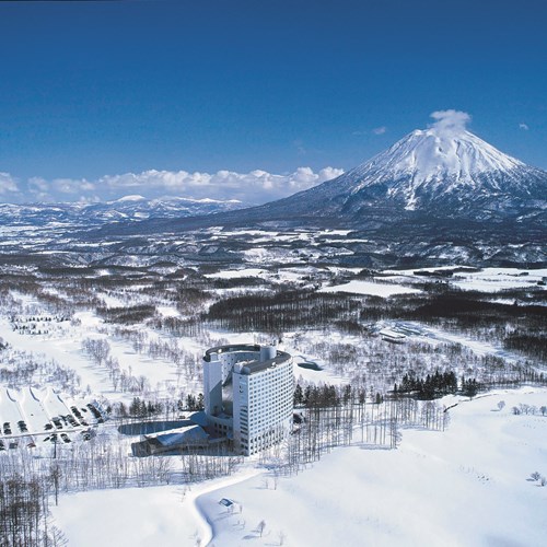 Ski Hotel Hilton Niseko Village - Japan skiing - hotel in wider setting
