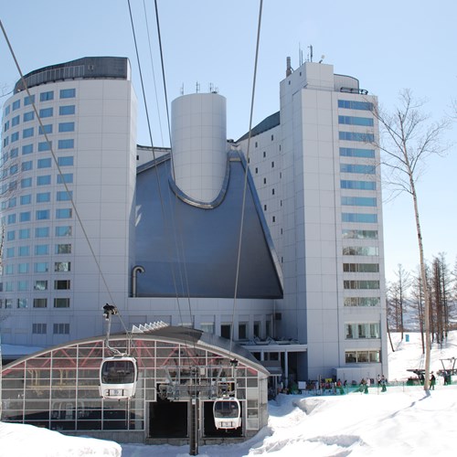Ski Hotel Hilton Niseko Village - Japan skiing - hotel exterior and gondola