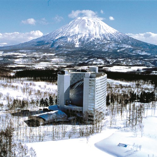 Ski Hotel Hilton Niseko Village - Japan skiing - hotel and Mt Yotei