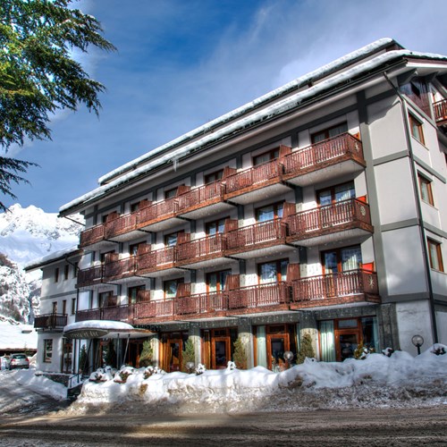 Hotel Cresta et Duc Courmayeur snowy exterior