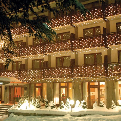 Hotel Cresta et Duc Courmayeur hotel front lit up at night