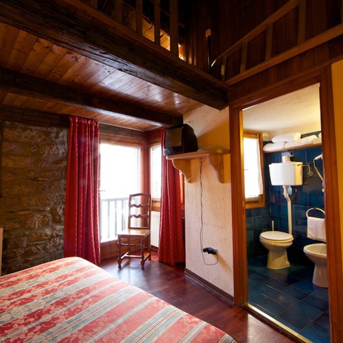 bedroom and bathroom at Hotel Dolonne Courmayeur, ski hotel