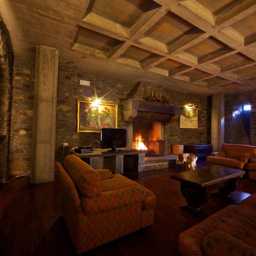 Hotel Dolonne Courmayeur ski accommodation, lounge area with fire
