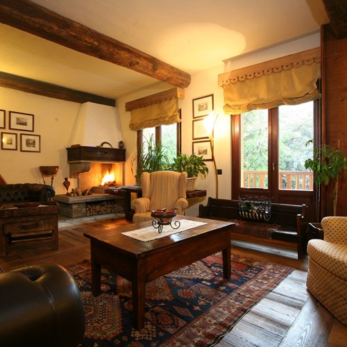 Hotel Maison Saint Jean Courmayeur lounge area with open fire