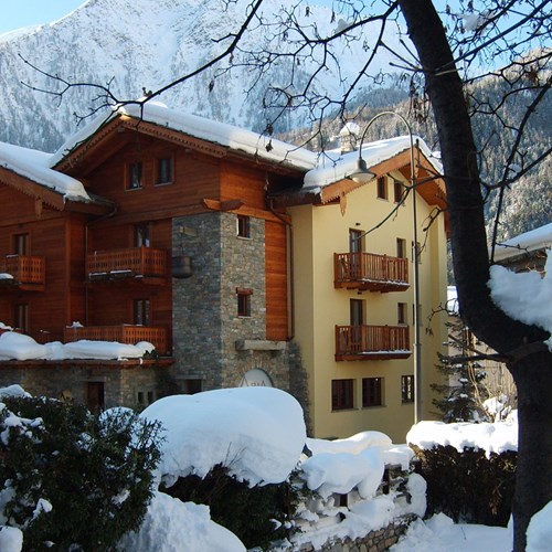 Hotel Maison Saint Jean Courmayeur snowy exterior