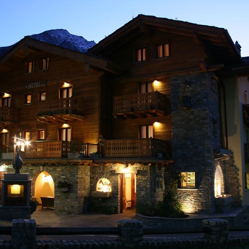 Hotel Maison Saint Jean Courmayeur hotel exterior at night
