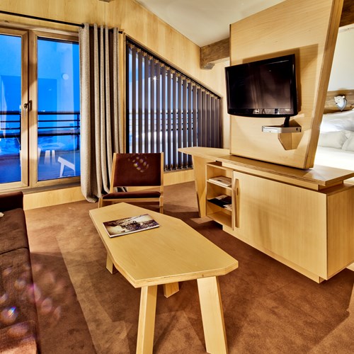 Hotel-Altapura-Val-Thorens-room-with-lounge-area