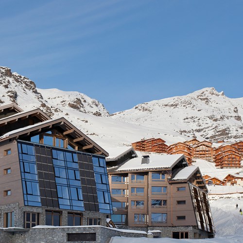 Hotel-Altapura-Val-Thorens-ski-lift-beside-hotel
